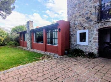 Casa de 6 ambientes, Cruz Chica · En Venta Hermosa Casa de Piedra en un Entorno Único.