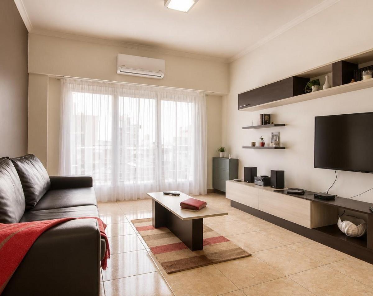 Amplio living comedor con balcón saliente y vista a la calle. Cocina separada totalmente equipada con espacio de lavadero. Dormitorio principal al frente con placard empotrado y mobiliario a medida.