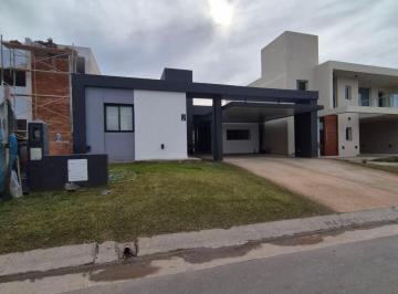 Casa · 182m² · 6 Ambientes · 2 Cocheras · Docta Casa Planta Baja 3 Dorm. 3 Baños con Pileta - Zona con Servicios - Financiacion
