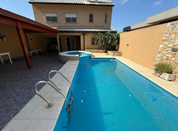 Casa · 130m² · 3 Ambientes · 3 Cocheras · Venta Casa 3 Ambientes con Pileta en Bella Vista