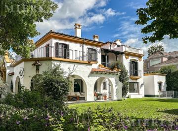 Casa · 431m² · 4 Dormitorios · 4 Cocheras · Muy Linda Casa en Venta en Lomas Jockey, con Orientación Este y un Lindisimo Jardin.