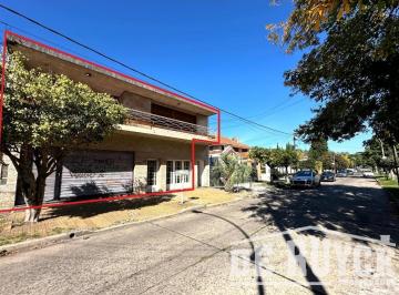 Casa · 240m² · 4 Ambientes · 2 Cocheras · Casa con Local en Cooperarios