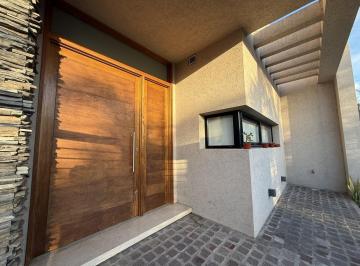 Casa · 166m² · 4 Ambientes · 2 Cocheras · Casa en Pueblo General Belgrano