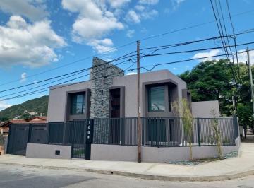 Casa de 4 ambientes, Villa Carlos Paz · Moderna Casa Exclusiva en B° Las Malvinas.