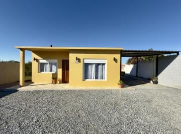 Casa · 70m² · 3 Ambientes · 1 Cochera · Venta de Casa de 2 Dorm. con Cochera y Amplio Terreno en Colonia a Estrenar
