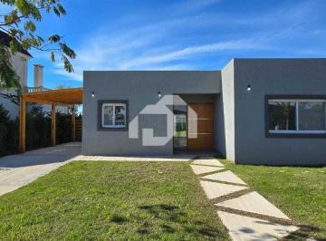 Casa · 120m² · 4 Ambientes · 2 Cocheras · Casa en Venta en Santa Emilia, Pilar del Este, Pilar
