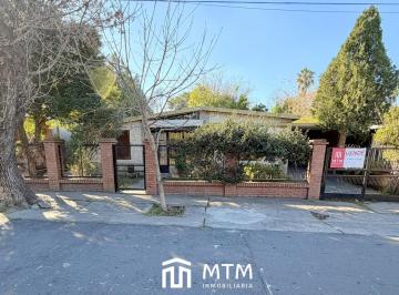 Casa · 137m² · 3 Dormitorios · 2 Cocheras · Casa en Venta Rosario, Barrio Parque Field.