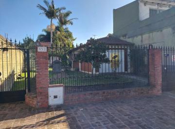 Casa · 170m² · 4 Ambientes · 2 Cocheras · Chalet Sobre Amplio Lote con Pileta y Quincho