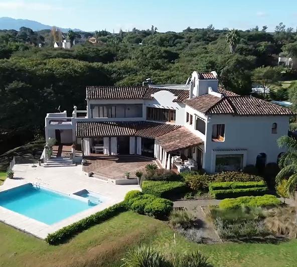Casa · 615m² · 10 Ambientes · 2 Cocheras