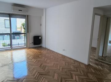 Departamento · 46m² · 2 Ambientes · Amplio 2 Ambientes Frente Al Parque! Baño Reciclado - Luminoso y Vista a Verde! Amplia Cocina