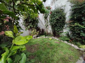 Casa de 5 ambientes, Caballito · Precioso Triplex con Fondo, Jardín, Cochera, Parrilla y Playroom en Excelente Estado