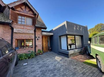 Casa · 240m² · 4 Ambientes · 2 Cocheras · Venta Casa en Barrio con Portón Erales, Bella Vista