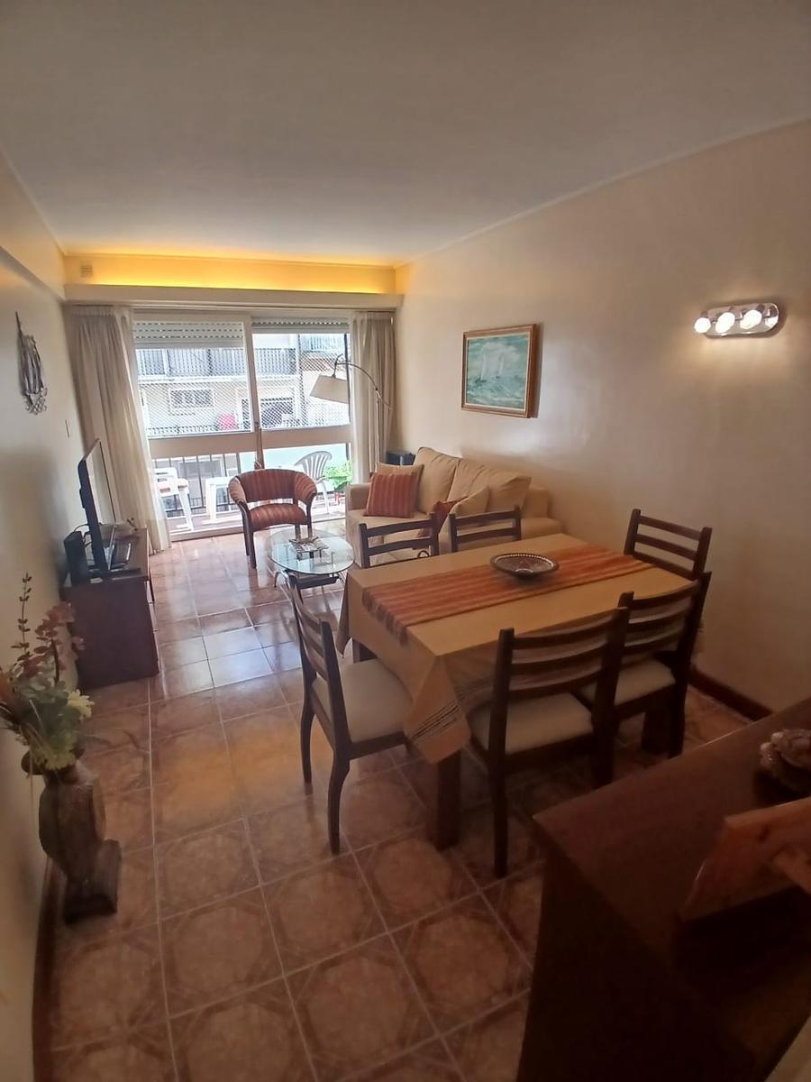 2 ambientes A la calle con balcon saliente Y vista lateral al mar