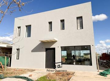 Casa · 175m² · 5 Ambientes · 2 Cocheras · Casa en Venta en Vila Marina con 3 Dorm. y Pileta