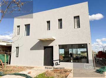 Casa · 175m² · 5 Ambientes · 2 Cocheras · Casa en Venta en Vila Marina con 3 Dorm. y Pileta