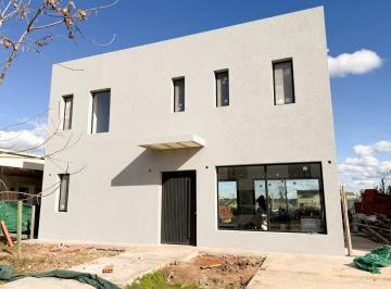 Casa · 175m² · 5 Ambientes · 2 Cocheras · Casa en Venta en Vila Marina con 3 Dorm. y Pileta