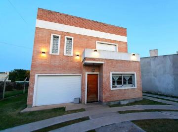 Casa · 215m² · 4 Ambientes · 2 Cocheras · Venta Casa Parque Pileta Quincho a m Monte