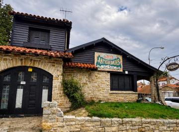 Casa · 166m² · 4 Ambientes · 1 Cochera · Alquiler Clasico Chalet en Esquina Uso Comercial - Profesional Zona Guemes. Mar del Plata