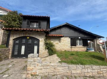 Casa · 166m² · 4 Ambientes · 1 Cochera · Alquiler Clasico Chalet en Esquina Uso Comercial - Profesional Zona Guemes