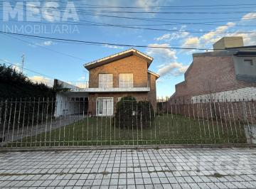 Casa · 665m² · 6 Ambientes · 2 Cocheras · Centenario 2631. Casa en Venta