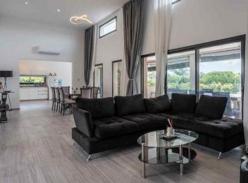 Casa · 195m² · 5 Ambientes · 2 Cocheras · Casa en Haras Santa Maria - Barrio Los Molinos