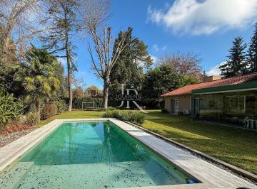 Casa · 217m² · 5 Ambientes · 3 Cocheras · Casa en Una Planta Refaccionada con Arboleda Añosa Highland Park