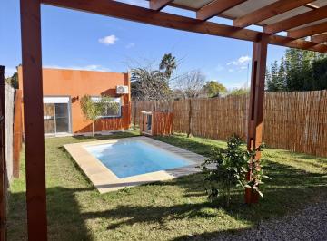 Casa · 54m² · 3 Ambientes · 1 Cochera · Alquiler de Casa de 2 Dorm. con Cochera y Piscina en Colonia del Sacramento