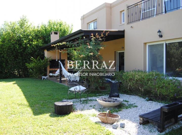 Casa · 233m² · 6 Ambientes · 3 Cocheras