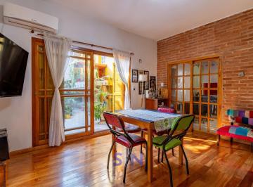 Casa · 134m² · 4 Ambientes · 1 Cochera · Imponente Casa en Santa Rita, con Mucha Luz y Ventilación.