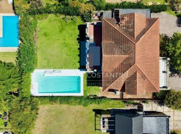Casa · 350m² · 5 Dormitorios · 2 Cocheras · Excelente Casa en Venta en Laguna del Sol