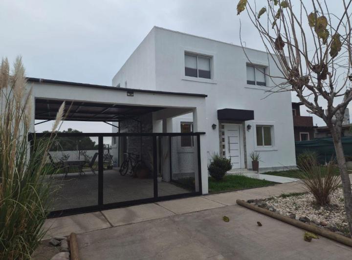 Casa · 128m² · 6 Ambientes · 2 Cocheras