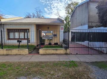 Casa · 124m² · 4 Ambientes · 4 Cocheras · Venta Casa 4 Ambientes con Pileta. Taller y Quincho,. Permuta/financia