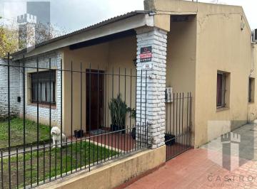 Casa · 124m² · 4 Ambientes · 4 Cocheras · Venta Casa 4 Ambientes con Pileta. Taller y Quincho,. Permuta/financia