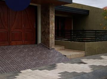 Casa · 333m² · 3 Dormitorios · Hermosa Casa en Venta - Barrio Las Violetas - Rio Tercero