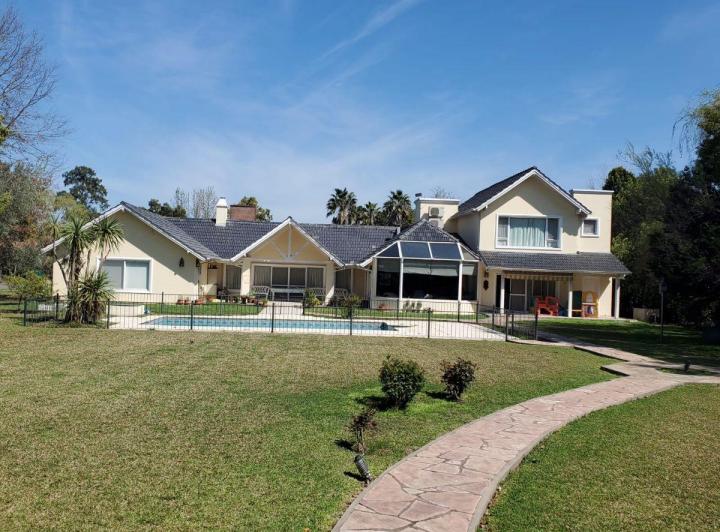 Casa · 330m² · 7 Ambientes · 1 Cochera