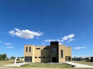 Casa de 7 ambientes, San Vicente · Imponente Casa en Venta a Estrenar en Fincas de San Vicente Sporting