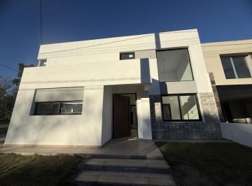 Casa · 219m² · 4 Ambientes · 2 Cocheras · Venta Duplex de Categoria 3 Dorm, 3 Baños, 2 Cocheras. Jardin de Las Tejas