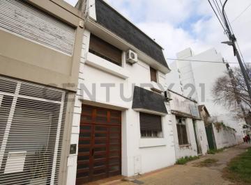 Casa · 136m² · 4 Ambientes · 1 Cochera · Casa en Venta en La Plata de 3 Dorm. con Cochera y Patio. Apta Banco