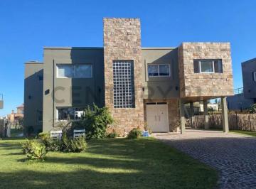 Casa · 250m² · 5 Ambientes · 2 Cocheras · Casa de 4 Habitaciones, Playroom y Pileta con Salida Al Lago en El Principado Ciudad Náutica.