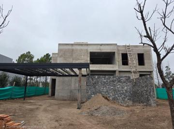 Casa · 354m² · 6 Ambientes · Casa en Chacras de La Villa a Estrenar 3 Dorm.!