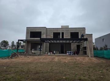 Casa · 354m² · 6 Ambientes · Casa en Chacras de La Villa a Estrenar 3 Dorm.!