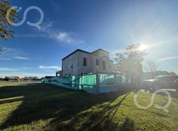 Casa · 300m² · 5 Ambientes · 2 Cocheras · Casa - San Lucas