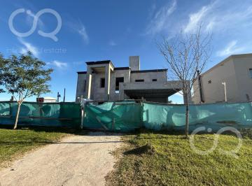Casa · 300m² · 5 Ambientes · 2 Cocheras · Casa - San Lucas