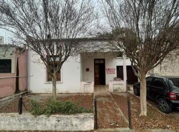 Casa · 400m² · 4 Ambientes · 1 Cochera · Casa con Gran Terreno en Venta