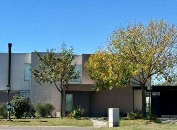 Casa · 132m² · 4 Ambientes · 1 Cochera · Casa en Venta en San Sebastian, Escobar, G. B. a. Zona Norte
