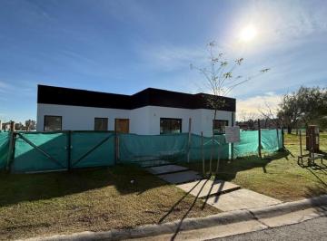 Casa · 145m² · 4 Ambientes · Casa en Venta en Barrio Privado Santa Sofia, Pilar del Este.