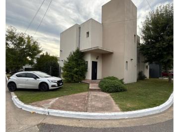 Casa · 150m² · 4 Ambientes · 3 Cocheras · Casa en Countries/b. Cerrado (E. Echeverría)