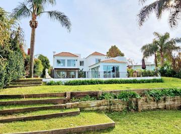 Casa · 238m² · 7 Ambientes · 3 Cocheras · Casa en Barrio Santa Barbara