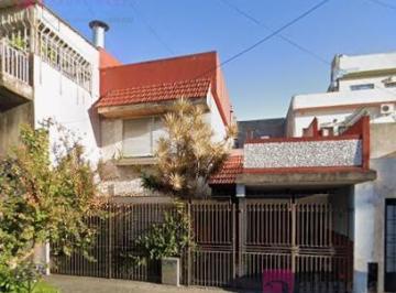 Casa · 200m² · 4 Ambientes · 1 Cochera · Casa en Sarandi