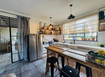 Casa · 205m² · 5 Ambientes · 2 Cocheras · Venta de Casa 4 Dorm. con Piscina en Funes